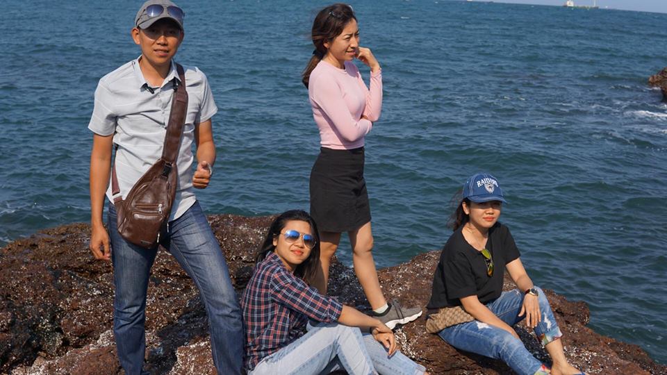 Gần chục nghìn người đổ về công viên nước Hồ Tây tắm giải nhiệt