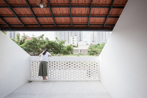 Tile Roof House Ngoi nha mai ngoi hoai co giua do thi hien dai 02