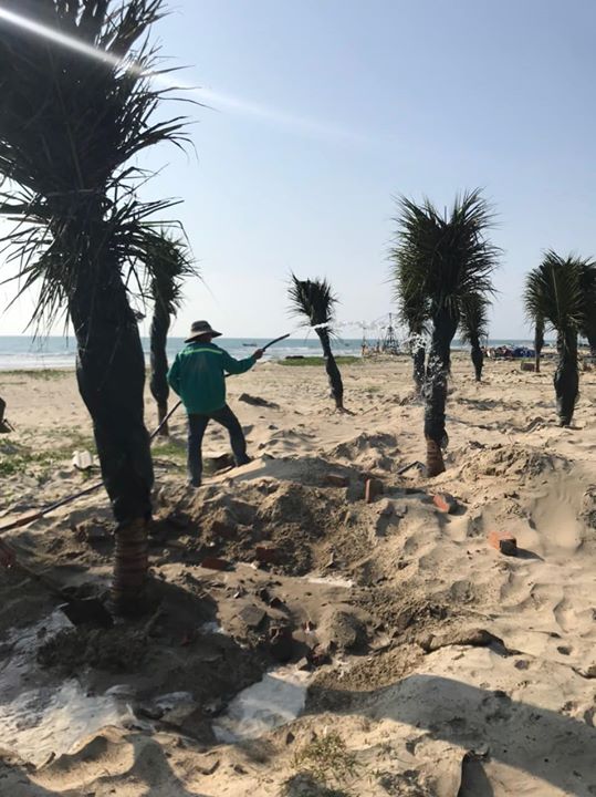 Công tác vận chuyển nước ngọt từ 15km về biển cứu hạn hán cho cảnh quan khu bãi tắm khu du lịch biển Mỹ Khê - Quảng Ngãi.