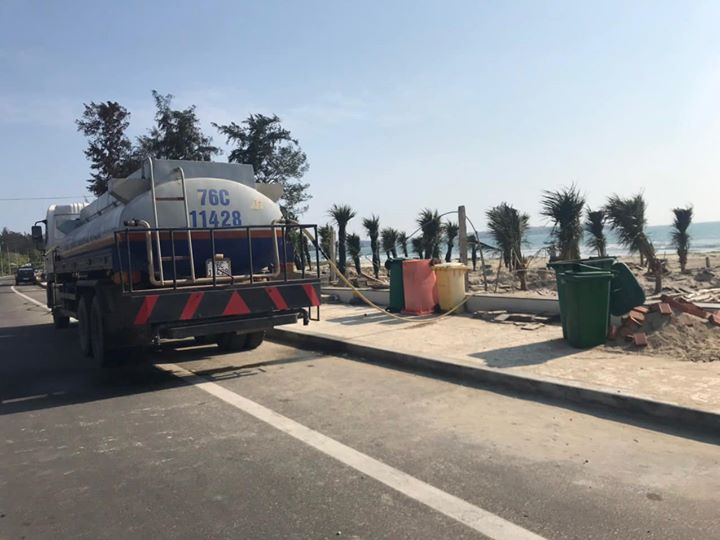 Công tác vận chuyển nước ngọt từ 15km về biển cứu hạn hán cho cảnh quan khu bãi tắm khu du lịch biển Mỹ Khê - Quảng Ngãi.