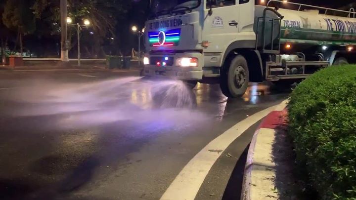 Chào ngày mới cùng Thinh Nam Trung trên tất cả các tuyến đường thuộc thành phố Quảng Ngãi. Rửa đường, vệ sinh môi trường tạo không khí trong lành chung tay cùng cộng đồng góp phần đẩy lùi dịch bệnh. Lộc non vươn mầm, trăm hoa đua nở trên cành, chim hót ca khúc rộn ràng chào ngày mới.