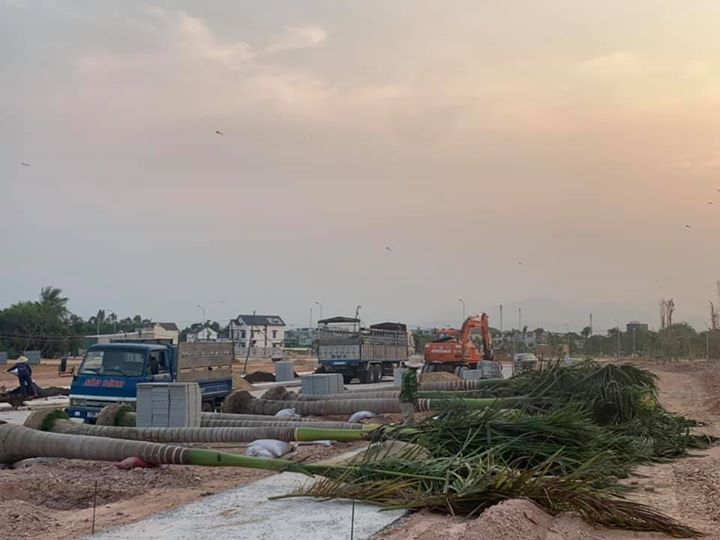 Tiếp nhận chỉ thị của Thủ Tướng Chính Phủ về việc thực hiện các biện pháp cấp bách phòng, chống dịch covid 19 tại công văn số 16/CT-TTg và chỉ đạo của Lãnh đạo Công ty Cổ Phần Đầu Tư 577 Quảng Ngãi. Ngay chiều muộn ngày 31/3/2020, Công ty TNHH Thịnh Nam Trung khẩn trương huy động toàn bộ lực lượng xe máy thiết bị và tập kết cau vua, phân bón, đất mặt, xơ dừa đầy đủ để tăng ca bằng mọi giá hoàn thành tuyến đường 6F khu biệt thự Cao Cấp Vườn Trùng và Công viên X2-04 trong đêm 31/3/2020.