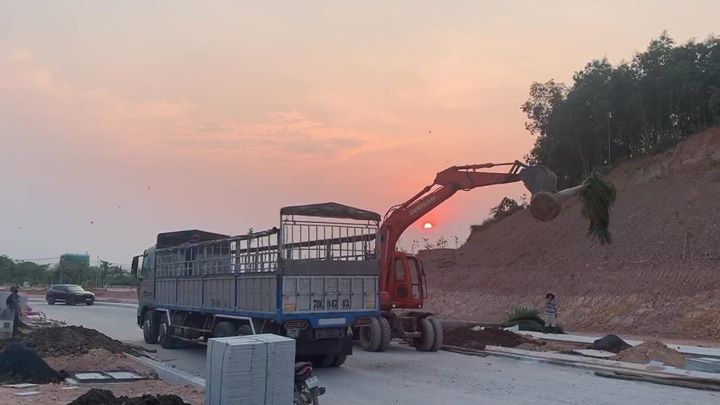 Tiếp nhận chỉ thị của Thủ Tướng Chính Phủ về việc thực hiện các biện pháp cấp bách phòng, chống dịch covid 19 tại công văn số 16/CT-TTg và chỉ đạo của Lãnh đạo Công ty Cổ Phần Đầu Tư 577 Quảng Ngãi. Ngay chiều muộn ngày 31/3/2020, Công ty TNHH Thịnh Nam Trung khẩn trương huy động toàn bộ lực lượng xe máy thiết bị và tập kết cau vua, phân bón, đất mặt, xơ dừa đầy đủ để tăng ca bằng mọi giá hoàn thành tuyến đường 6F khu biệt thự Cao Cấp Vườn Trùng và Công viên X2-04 trong đêm 31/3/2020.