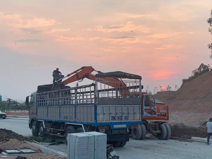 Tiếp nhận chỉ thị của Thủ Tướng Chính Phủ về việc thực hiện các biện pháp cấp bách phòng, chống dịch covid 19 tại công văn số 16/CT-TTg và chỉ đạo của Lãnh đạo Công ty Cổ Phần Đầu Tư 577 Quảng Ngãi. Ngay chiều muộn ngày 31/3/2020, Công ty TNHH Thịnh Nam Trung khẩn trương huy động toàn bộ lực lượng xe máy thiết bị và tập kết cau vua, phân bón, đất mặt, xơ dừa đầy đủ để tăng ca bằng mọi giá hoàn thành tuyến đường 6F khu biệt thự Cao Cấp Vườn Trùng và Công viên X2-04 trong đêm 31/3/2020.