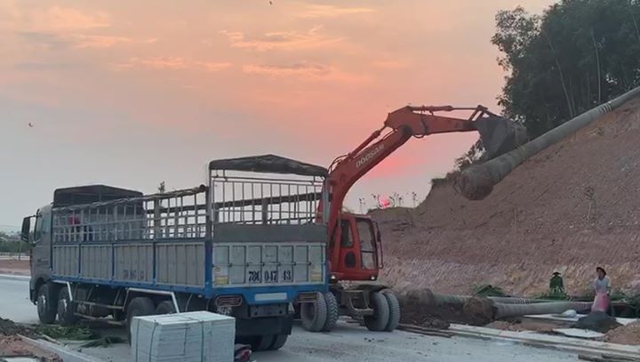 Tiếp nhận chỉ thị của Thủ Tướng Chính Phủ về việc thực hiện các biện pháp cấp bách phòng, chống dịch covid 19 tại công văn số 16/CT-TTg và chỉ đạo của Lãnh đạo Công ty Cổ Phần Đầu Tư 577 Quảng Ngãi. Ngay chiều muộn ngày 31/3/2020, Công ty TNHH Thịnh Nam Trung khẩn trương huy động toàn bộ lực lượng xe máy thiết bị và tập kết cau vua, phân bón, đất mặt, xơ dừa đầy đủ để tăng ca bằng mọi giá hoàn thành tuyến đường 6F khu biệt thự Cao Cấp Vườn Trùng và Công viên X2-04 trong đêm 31/3/2020.