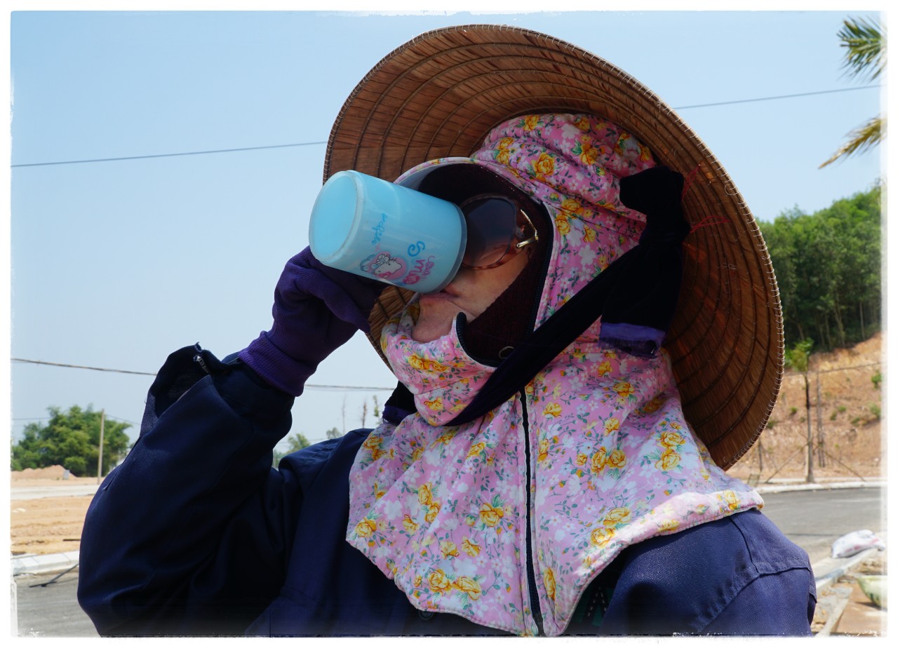 Ảnh 19b uống nước