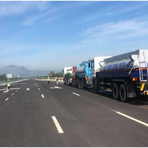 Quét, rửa đường phục vụ thông xe Cao Tốc